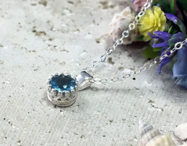 Ожерелье с голубым топазом