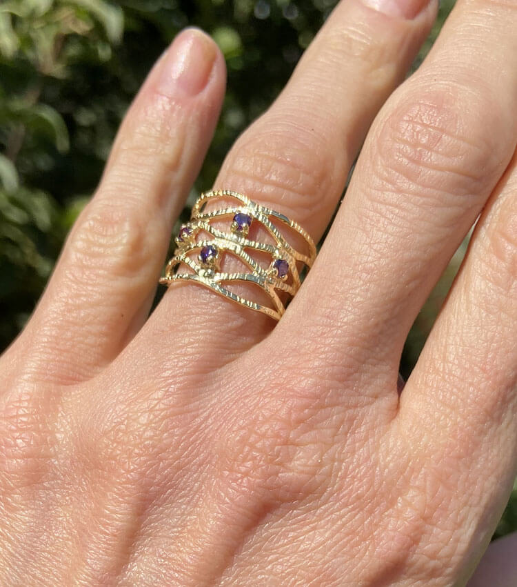 טבעת אמטיסט מדהימה זו מציגה אלגנטיות פשוטה בעיצוב שלה. הטבעת כוללת אבן חן סגולה טבעית בחיתוך עגול ובגימור רצועה מרוקעת.