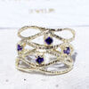 Это великолепное кольцо с аметистом демонстрирует простую элегантность в своем дизайне. Кольцо украшено натуральным фиолетовым аметистом круглой огранки и украшено чеканной лентой.