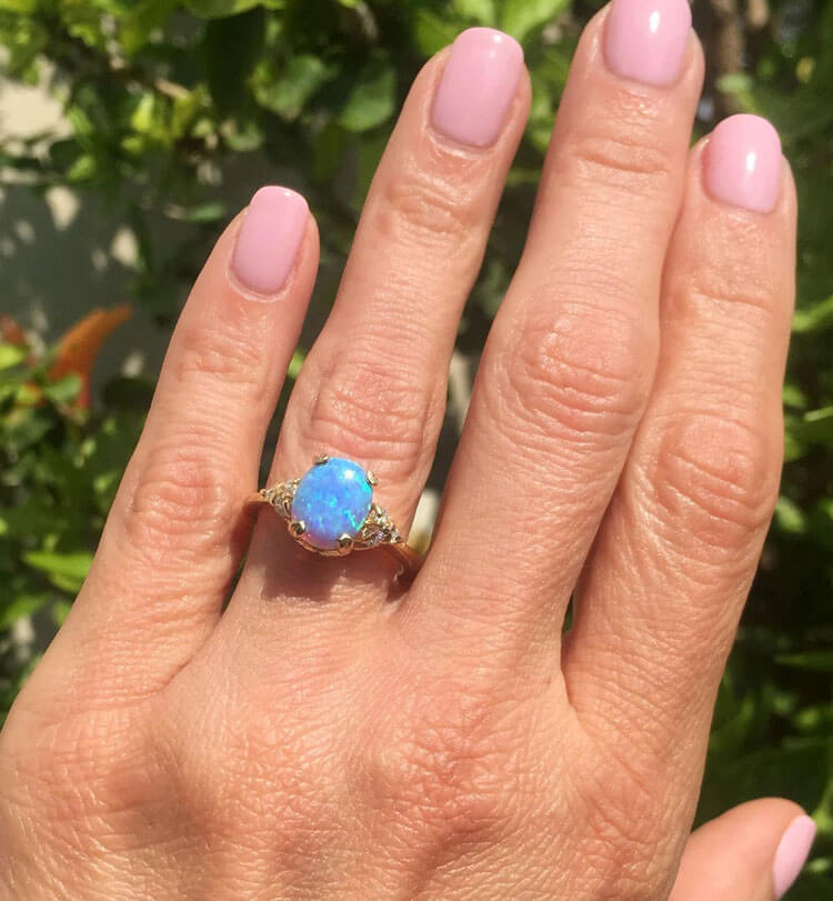 Абсолютно потрясающее классическое помолвочное кольцо с голубым опалом с драгоценным камнем овальной огранки на ваш выбор в качестве центрального камня и прозрачным кварцем круглой огранки на кольце, чтобы еще больше подчеркнуть его.