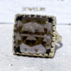 Это впечатляющее кольцо с натуральным дымчатым кварцем в квадратной короне.