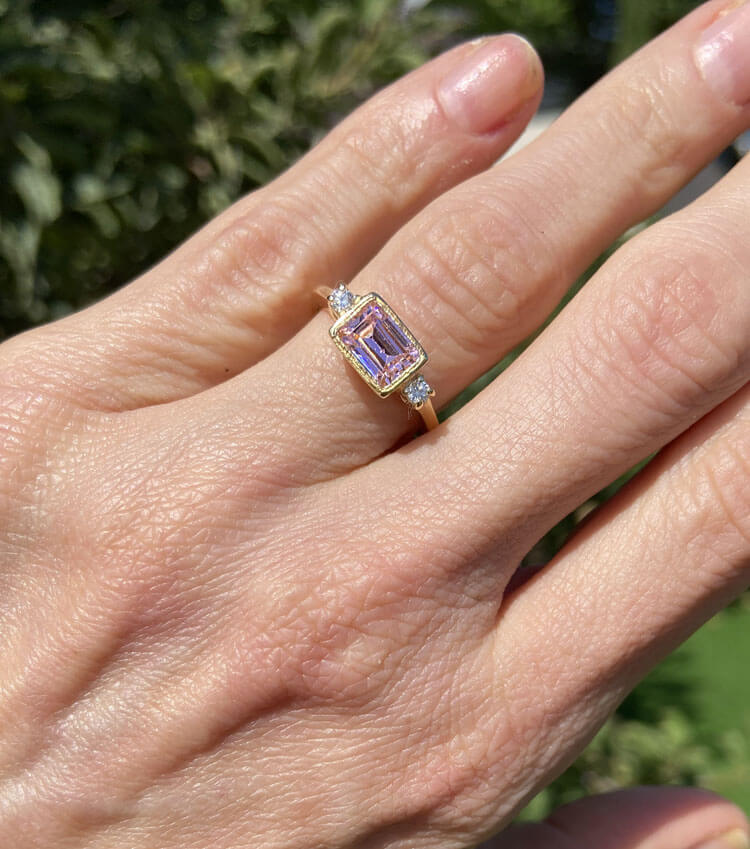 Это великолепное и элегантное женское кольцо украшено драгоценным камнем из натурального розового кварца восьмиугольной огранки и двумя ослепительно прозрачными кварцами круглой огранки. Это красивое кольцо отполировано до блеска.