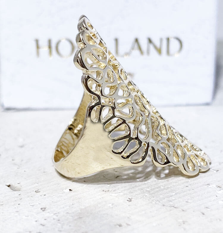 העיצוב המרהיב של טבעת פיליגרן זו שתהיה אהובה מאוד על כל מי שאוהב תכשיטים בהירים ונועזים. מתנה מהממת שהיא בטוח תוקיר לכל החיים.