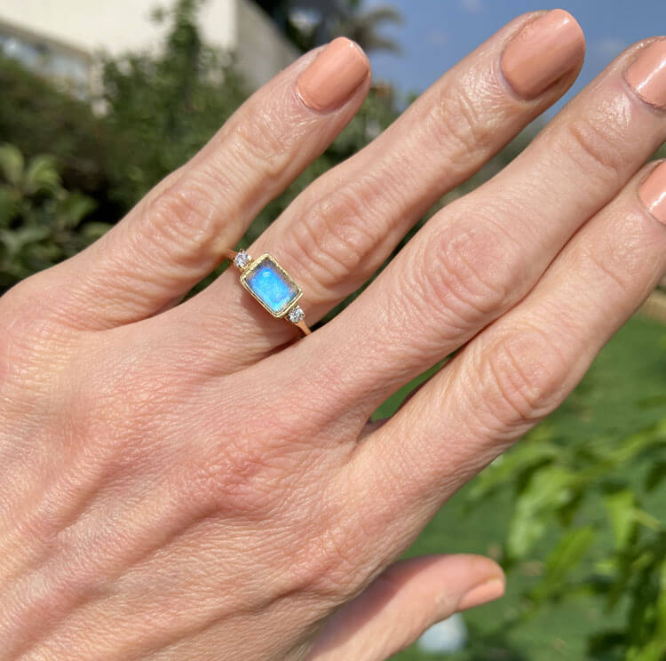 טבעת נשים מדהימה ואלגנטית זו כוללת אבן חן לברדוריט טבעית בחיתוך מתומן עם שני קוורץ שקוף מסנוור בחיתוך עגול. הטבעת היפה הזו משופרת עם גימור פולני גבוה.