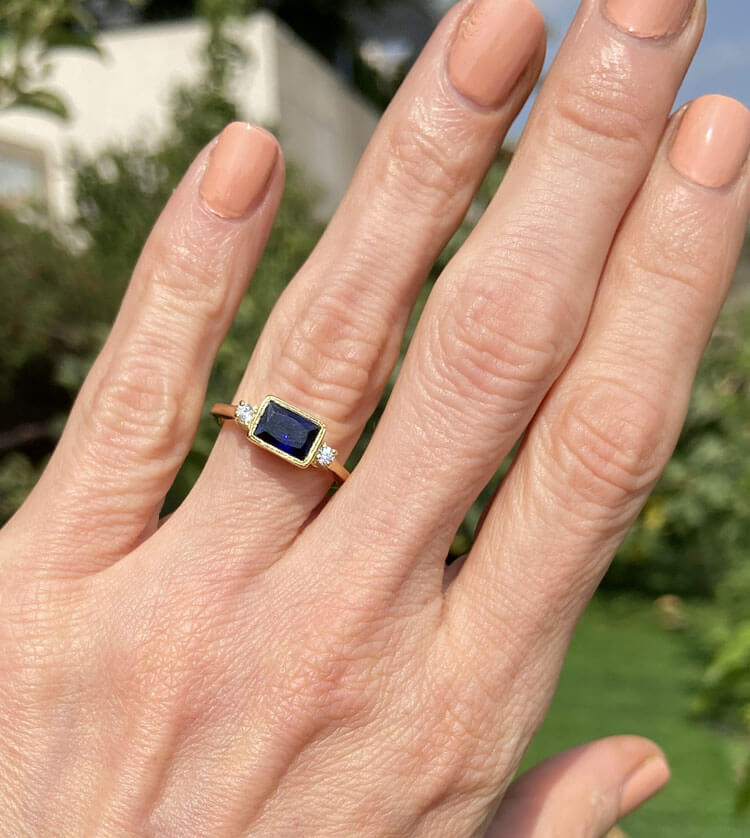 Это великолепное и элегантное женское кольцо украшено синим сапфиром восьмиугольной огранки и двумя ослепительно прозрачными кварцами круглой огранки. Это красивое кольцо отполировано до блеска.