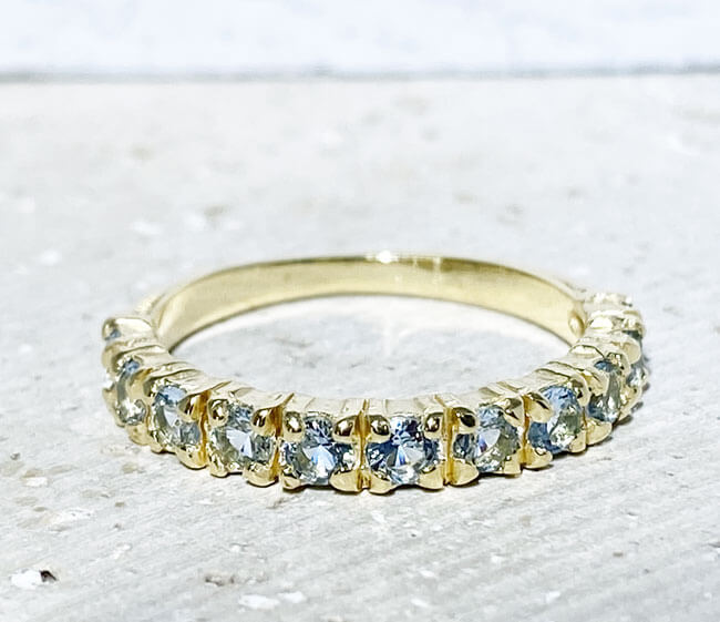 טבעת אקוומרין חצי נצח מסוגננת זו מוצגת להפליא, האומנות המשובחת מציגה את שורת התרשיש הכחולה, ואת הניצוץ המדהים שלהן. זוהי טבעת מתנה יפהפייה לכל מי שאוהב אבני חן.