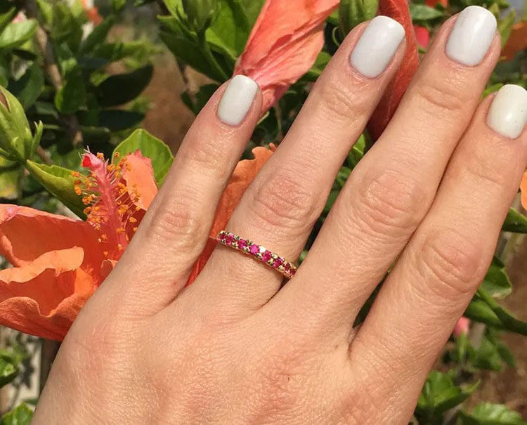Dieser stilvolle Rubin-Halbmemory-Ring ist wunderschön ausgestellt, die feine Handwerkskunst zeigt die Reihe der Rubine und ihren atemberaubenden Glanz. Es ist ein wunderschöner Geschenkring für alle, die Edelsteine lieben.