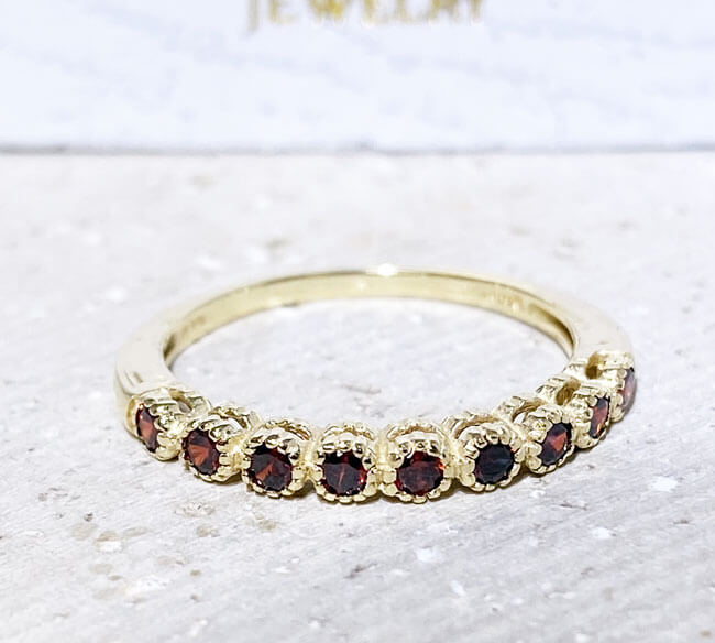 Это стильное кольцо с полувечным гранатом красиво оформлено, тонкое мастерство демонстрирует ряд красных гранатов и их потрясающее сияние. Это красивое подарочное кольцо для всех, кто любит драгоценные камни.