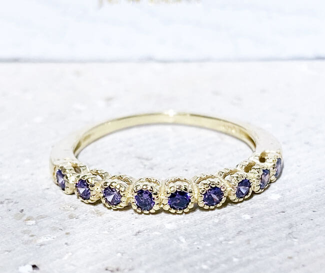 Это стильное аметистовое полувечное кольцо красиво оформлено, тонкое мастерство демонстрирует ряд фиолетовых аметистов и их потрясающий блеск. Это красивое подарочное кольцо для всех, кто любит драгоценные камни.