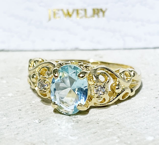 Exquisite, lovely oval cut genuine aquamarine ring set with 2 round cut clear quartz.