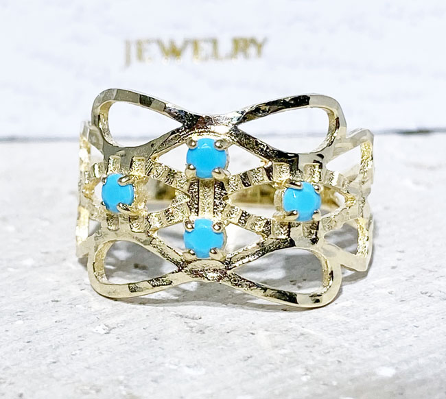 This gorgeous turquoise ring displays simple elegance in its design. The ring features a round-cut natural blue turquoise gemstones and finished with a hammered band.