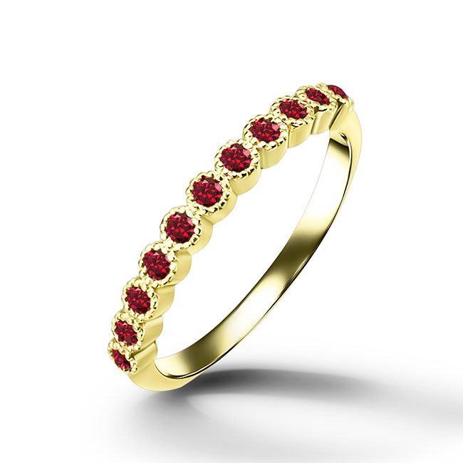 טבעת נופך חצי נצח מסוגננת זו מוצגת להפליא, האומנות המשובחת מציגה את שורת הנופכים האדומים, ואת הניצוץ המדהים שלהם. זוהי טבעת מתנה יפהפייה לכל מי שאוהב אבני חן.